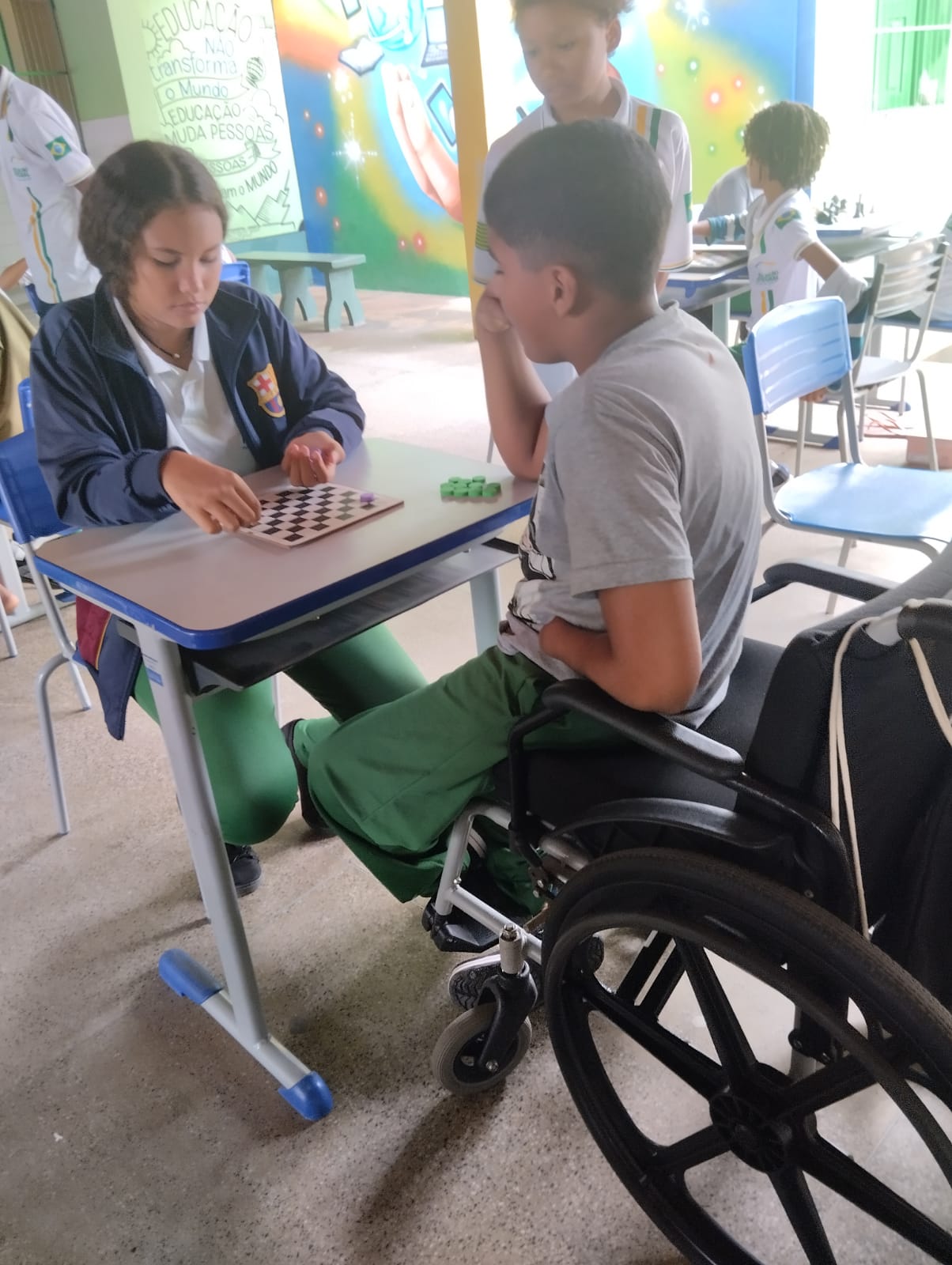 Alunos da rede estadual podem se divertir e aprender com o xadrez