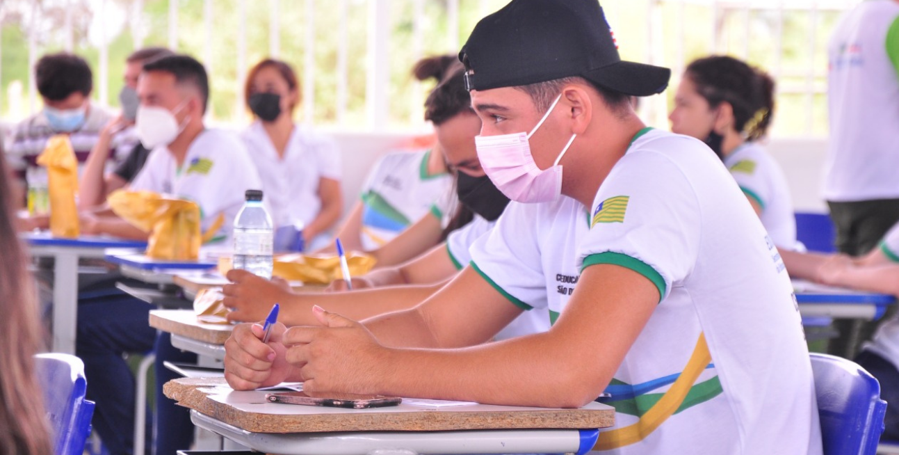 Adequação Curricular: da aula de espanhol como língua estrangeira ao Exame  Nacional do Ensino Médio.