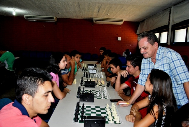 Estudantes participam de simultânea com grande mestre do xadrez Rafael  Leitão 