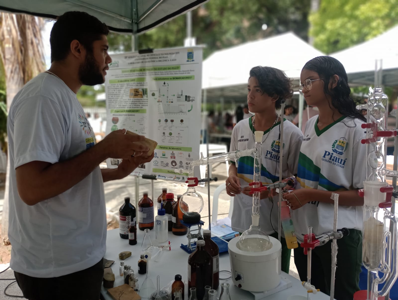 Ciencia en la Plaza acerca a los estudiantes de escuelas públicas a las prácticas científicas vistas en el aula